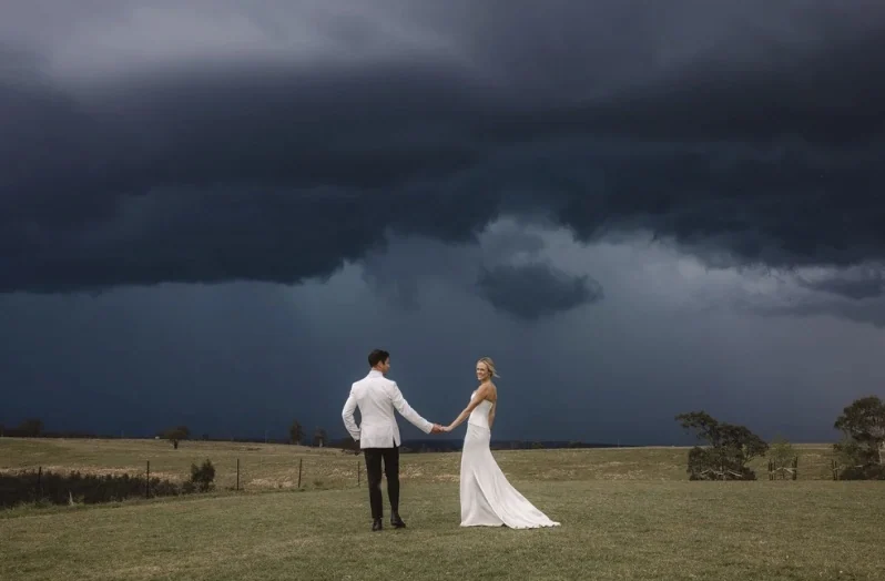 Caoura Cliffs &mdash; a couple on the clifftop under storm cloud