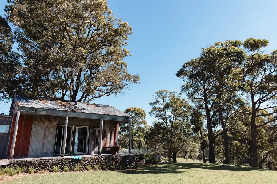 The country cottage at Caoura Cliffs, with lawn and bush surrounds