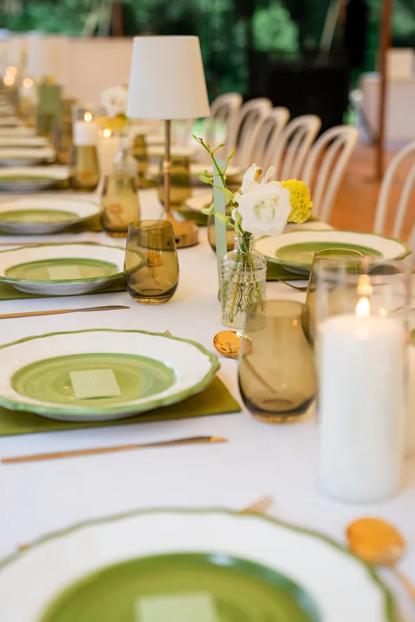Hitch Perfect — a reception table set with amber glassware, green plates and candlelight