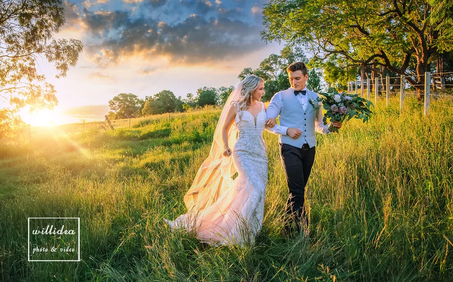 Willidea Studio &mdash; a couple in a golden field at sunset