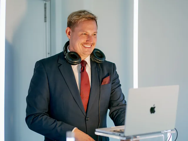 DJ Joe Barrs wedding photo 9