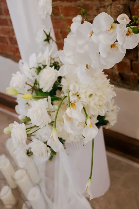 Coco NB &mdash; a white orchid installation
