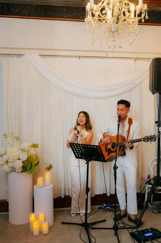 Coco NB &mdash; live musicians performing in the room