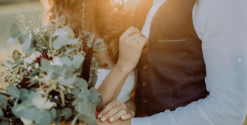Sinclair's Gully &mdash; the couple's hands and the bouquet
