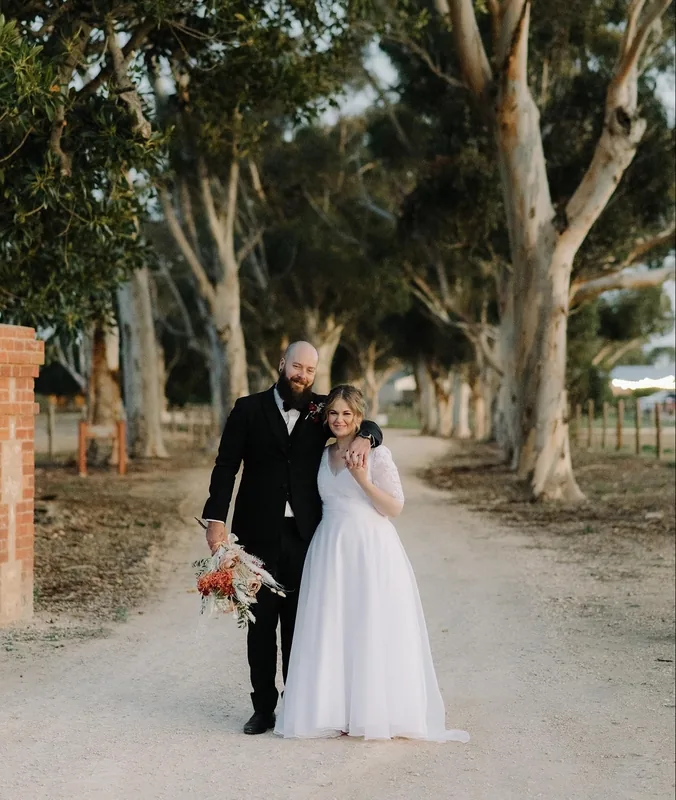Woodburn Homestead &mdash; the couple on the gum-lined driveway