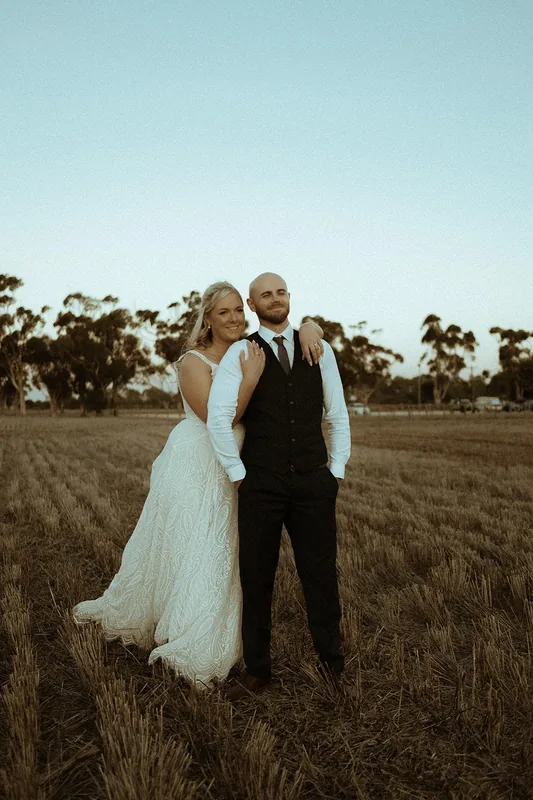 Woodburn Homestead &mdash; the couple in the paddock at golden hour