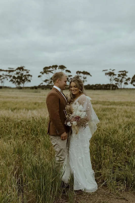 Woodburn Homestead &mdash; the couple in the long grass