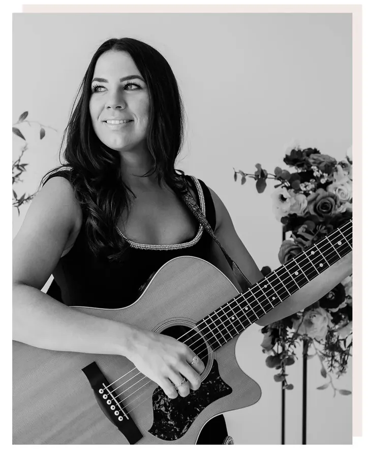 Melbourne Entertainment Company: acoustic singer with guitar