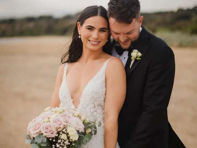 ATEIA Photography & Video: Bride and groom with her bouquet at the beach