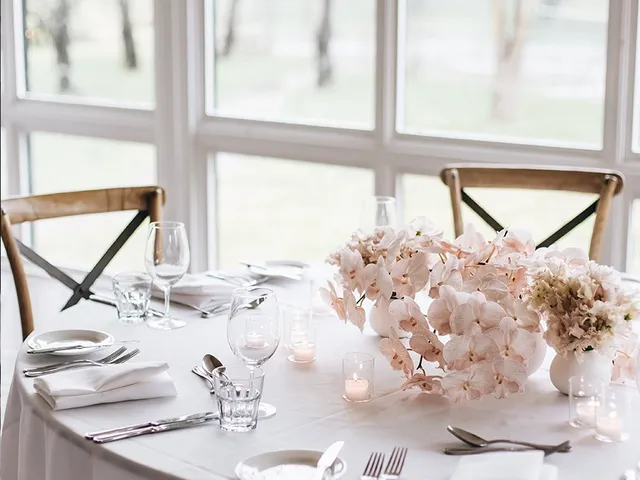 Table setting with soft white florals in the conservatory